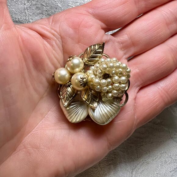 Vtg 50s faux pearl cluster gold leaf filigree large clip on earrings  designer - Picture 9 of 9